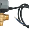 O1582922_7738504991_3wegeventil_mit_fuehler - Solarplaza Electric solenoid valve with brass body and three threaded ports, connected to a gray actuator and loose wire leads. - Solarplaza